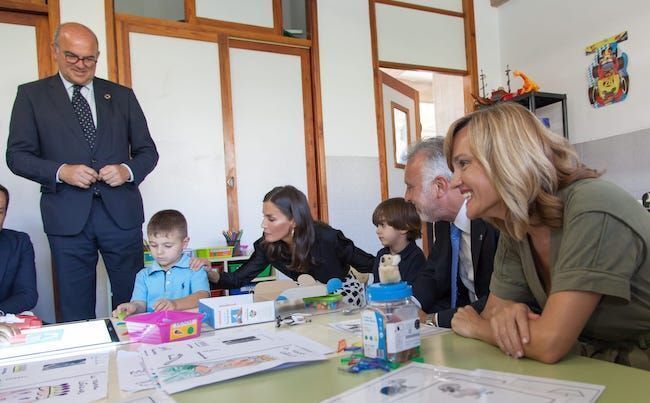 Pilar Alegría acudió a la inauguración del curso escolar en el Centro Princesa Acerina de La Palma, con la Reina Letizia.