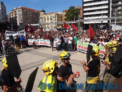 Concentración en contra de las políticas de la Junta en materia de incendios forestales