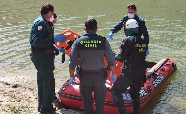 Imagen de los trabajos de recuperación del cuerpo por parte de la Guardia Civil en Ricobayo