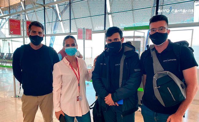 equipo de Aerocamaras responsable del rescate: Jaime Pereira, Borja Blanco y Daniel Romero, junto a una de las responsables de operaciones de Iberia.