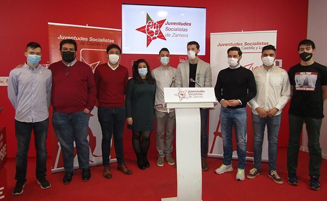 Fagúndez, con Furones y Anguita, entre otros, en la sede socialista