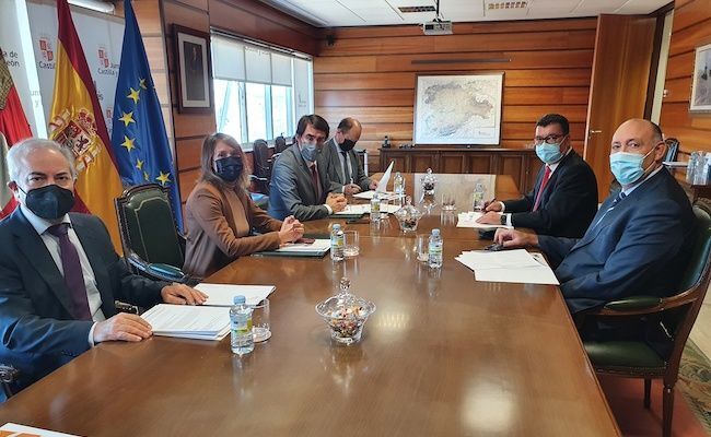 Reunión de Suárez-Quiñones y Lucas con responsables de la empresa.