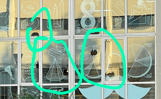 Imágenes de las marca de los disparos, compartidas por redes sociales