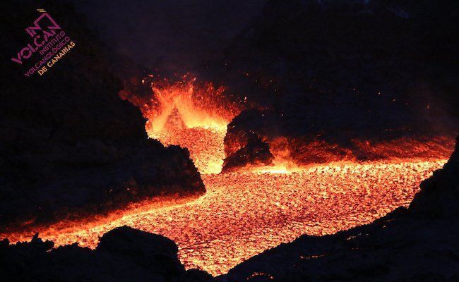 Imagen de la emisión de lava de esta misma noche (INVOLCAN)