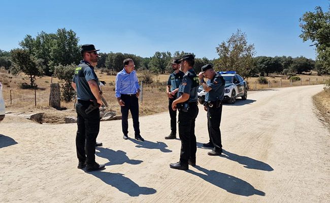 El subdeletado, junto a miembros de la Guardia Civil, en Argusino