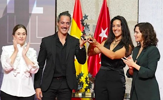 Javi Vega y Sara García, recibiendo el galardón de manos de Isabel Ayuso