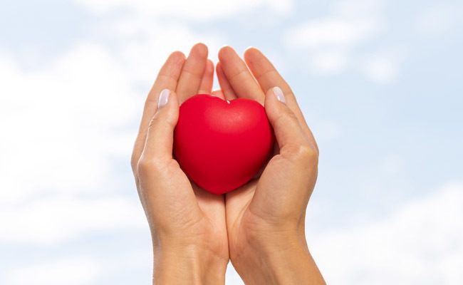 Imagen de <a href="https://www.freepik.es/foto-gratis/angulo-manos-sosteniendo-forma-corazon-cielo_9638207.htm#query=donacion%20organos&position=4&from_view=keyword&track=ais">Freepik</a>