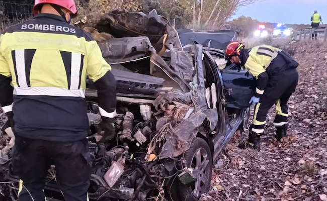 Los bomberos excarcelan a un hombre herido en un accidente de tráfico en la A-52, a la altura de Vega de Tera