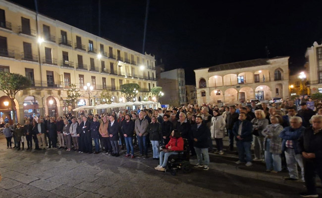 Zamora guarda silencio por las víctimas del accidente ferroviario y suspende el pleno municipal