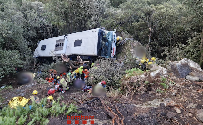 Siete heridos graves, al caer un autobús con unos 80 pasajeros por un desnivel de 20 metros