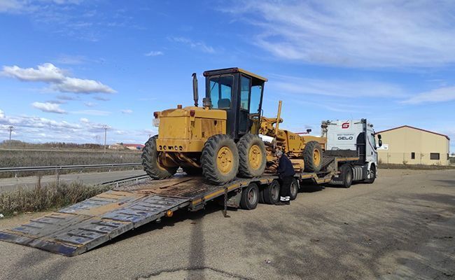 Un camión recoge la última máquina de Barcial del Barco
