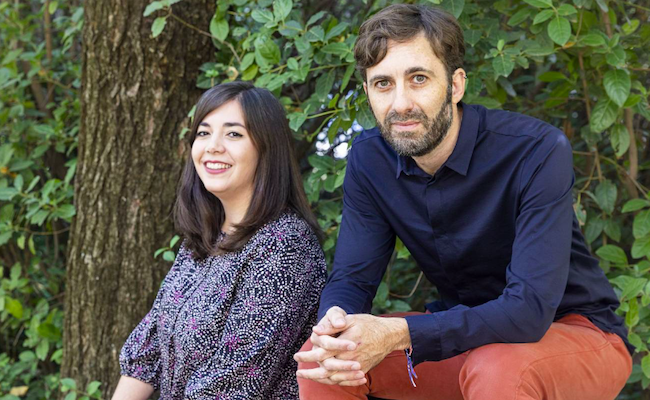 Nerea Deleyto-Seldas y Alejo Efeyan, en los jardines del CNIO.  / Laura Lombardía/ CNIO.