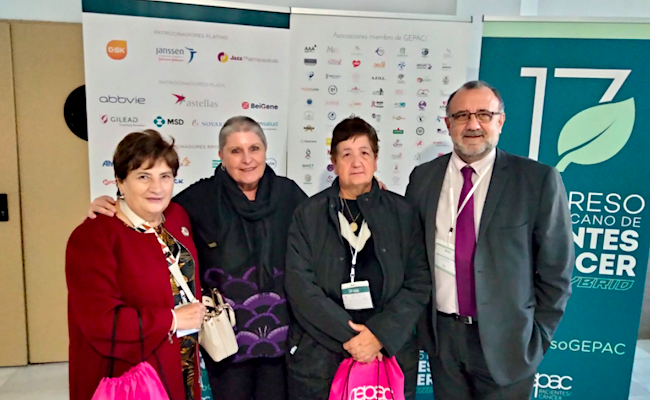 Miembros de la Asociación de Unidos contra el Cáncer, junto a la presidenta de Gepac, Begoña Barragán, y Marcos Martínez, de la junta directiva de Gepac