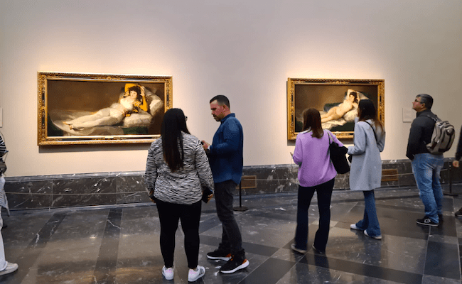 La sala de las "Majas", con sus primeros visitantes tras abrirse al público