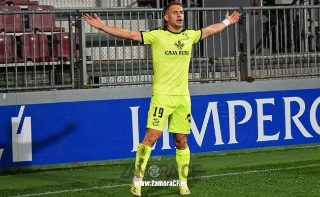 Pana espera la llegada de sus compañeros tras marcar (ZCF)