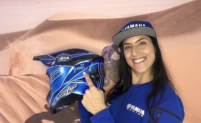 Sara García, con su nuevo casco para el Dakar