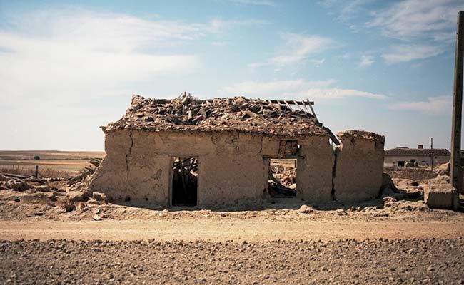Vivienda hecha de adobe en Otero de Sariegos que poco a poco se va mimetizando con el entorno terroso de la zona