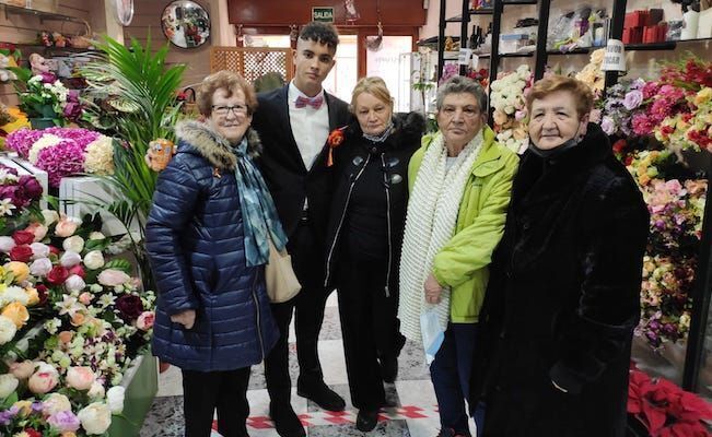 Salek Hamdi, acompañado de su abuela y otros familiares