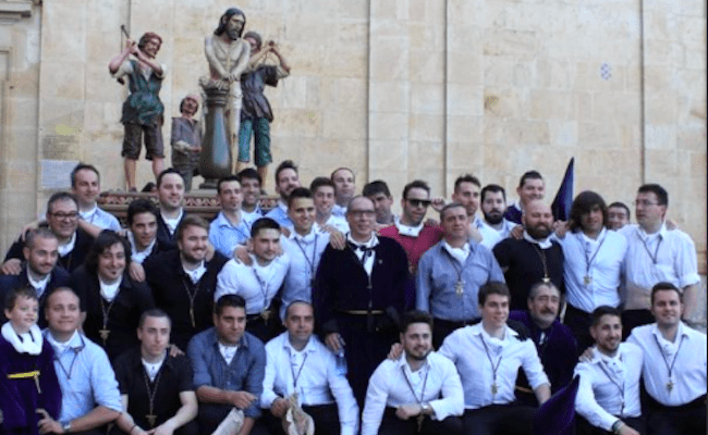 Gerardo, en el centro, entre hermanos y cargadores de la Cofradía de la Santa Vera Cruz