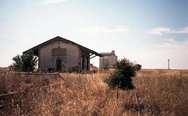 _ Antigua estación de La Tabla, junto a las viejas vías totalmente invadidas por la vegetación