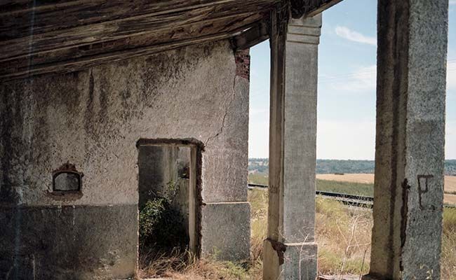Apeadero de Manzanal del barco, por dónde aún pasan trenes, pero ya hace décadas que ninguno para en el