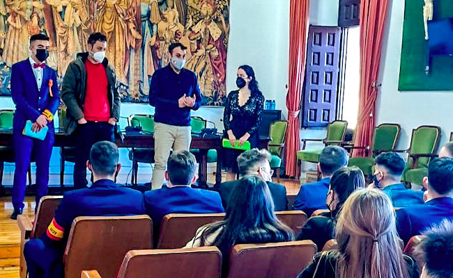 Tomás del Bien, agradeciendo a los jóvenes su paciencia durante estos tiempos de pandemia