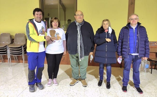 El alcalde de cañizo, la responsable de Unidos contra el Cáncer y voluntarios de la asociación