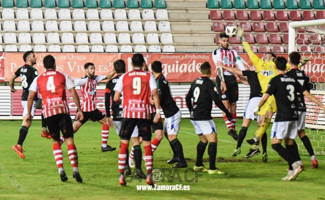 Juanan, momento de conectar el testarazo del gol rojiblanco (ZCF)